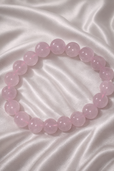 Quartz rose quartz rose poli, posé sur un fond doux et lumineux, symbolisant l’amour, la tendresse et l’énergie apaisante du chakra du cœur.